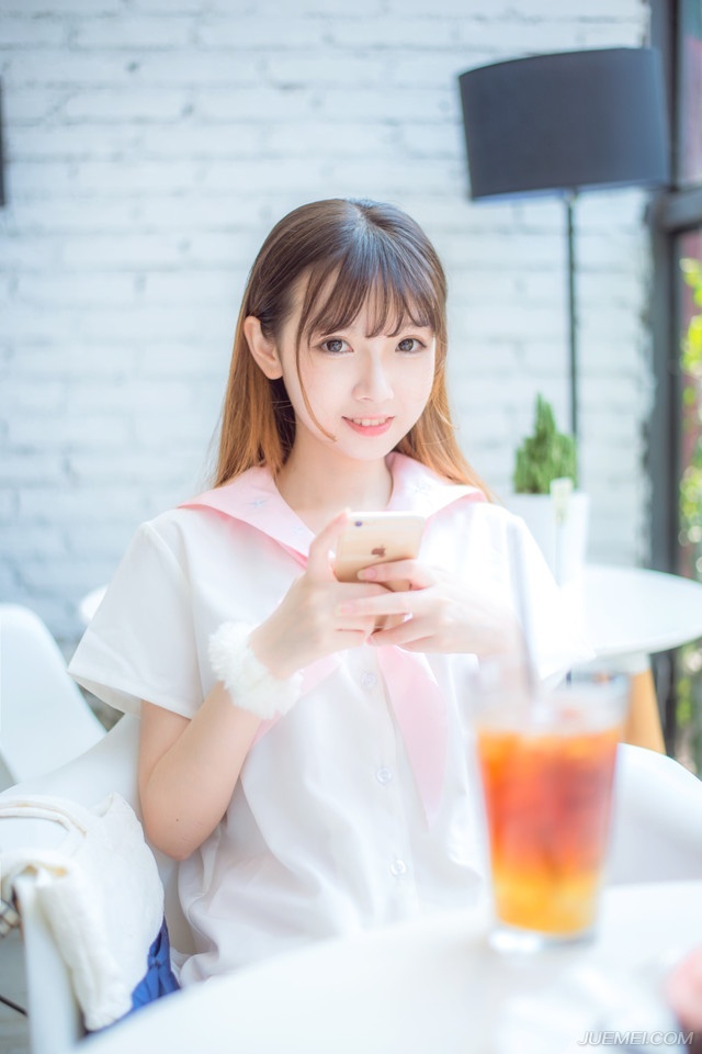 命运如同手中的掌纹，无论多曲折，终掌握在自己手中。